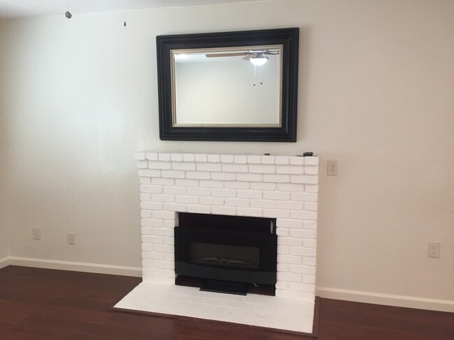 Building Photo - 44-2201