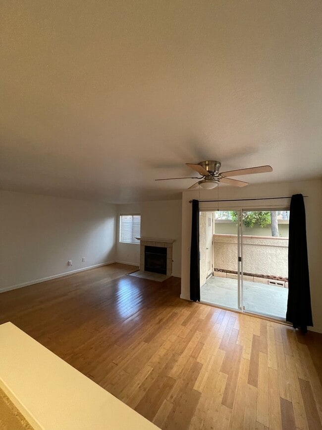 Building Photo - Fantastic 2br/2Ba Bottom Floor Condo in Th...