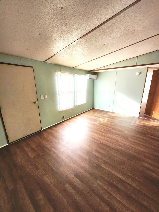 Building Photo - 1346 Garetster St