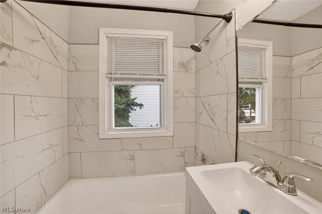 Building Photo - 1568 Parker Dr