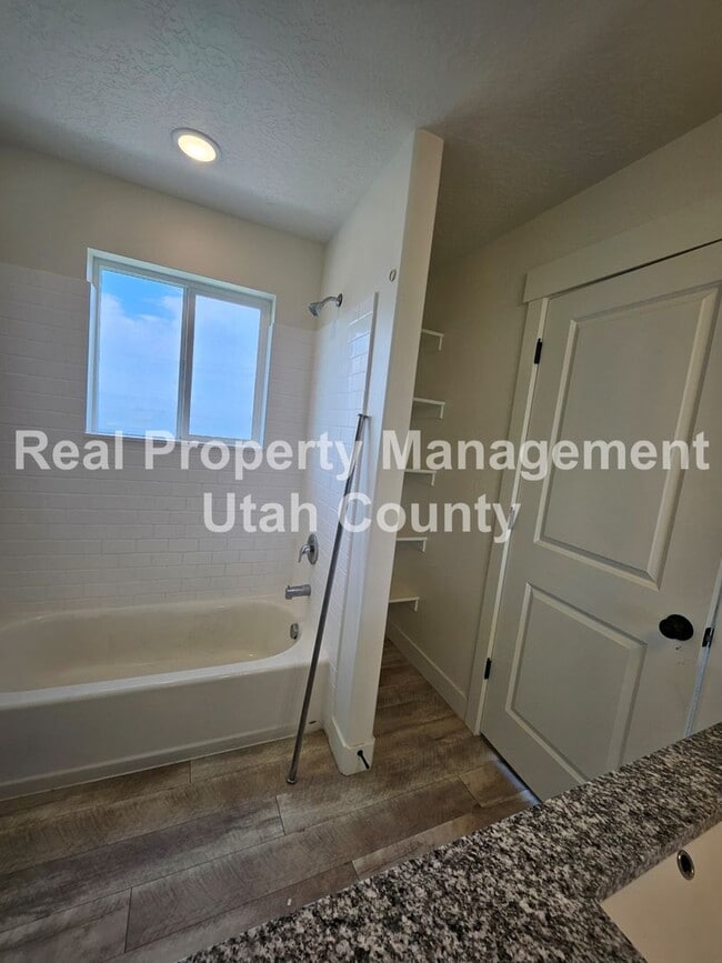Building Photo - Provo Town home