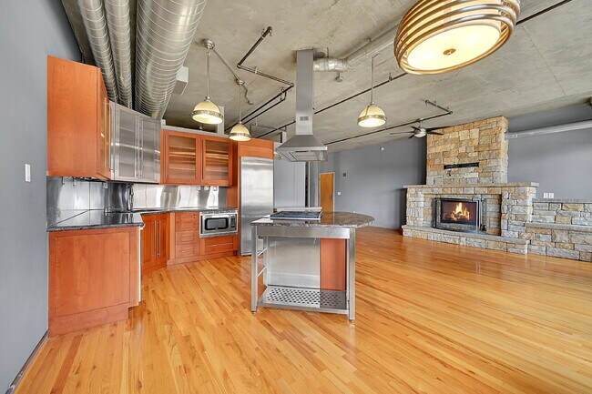 Building Photo - $2,595.00, 1 bed, 1.5. bath located in Denver