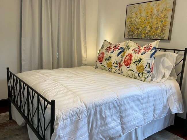 Building Photo - 730 E 3rd St