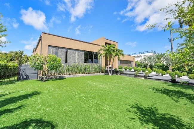 Building Photo - 2215 NE 19th St