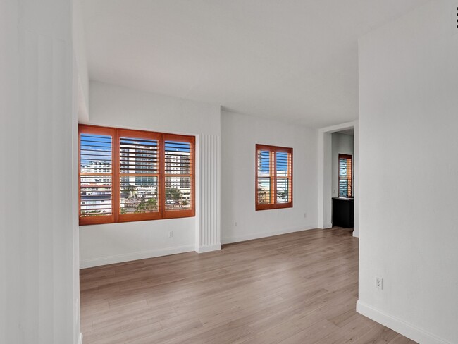 Building Photo - 2421 Lake Pancoast Dr