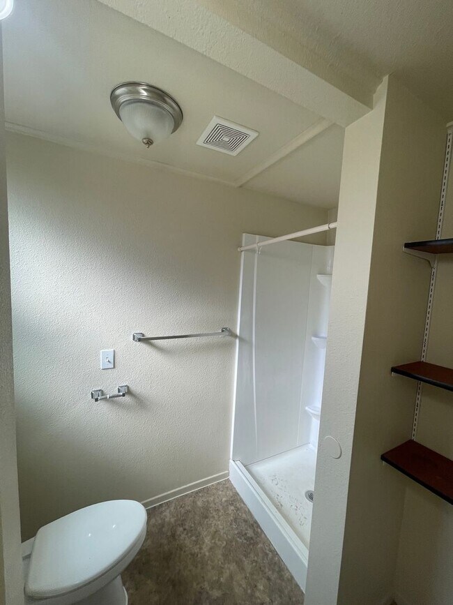 Building Photo - Do not miss this cozy 2 bedroom Lebanon Apartment!