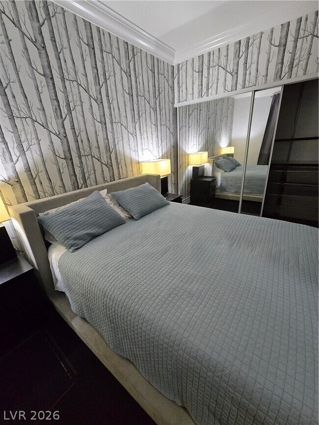 Building Photo - 220 E Flamingo Rd