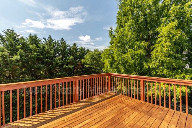 Building Photo - 8334 Bay Gardens Ln