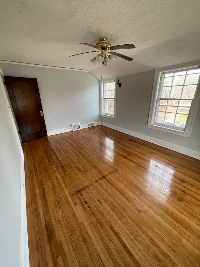 Building Photo - 611 Lincoln Pky