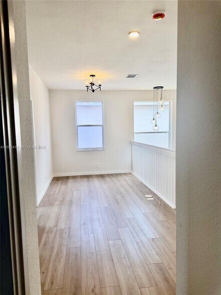 Building Photo - 4946 SW 38th Way