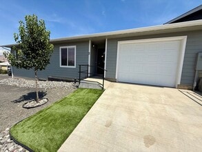 Building Photo - 3 Bedroom Charming Duplex