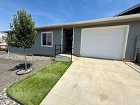 Building Photo - 3 Bedroom Charming Duplex