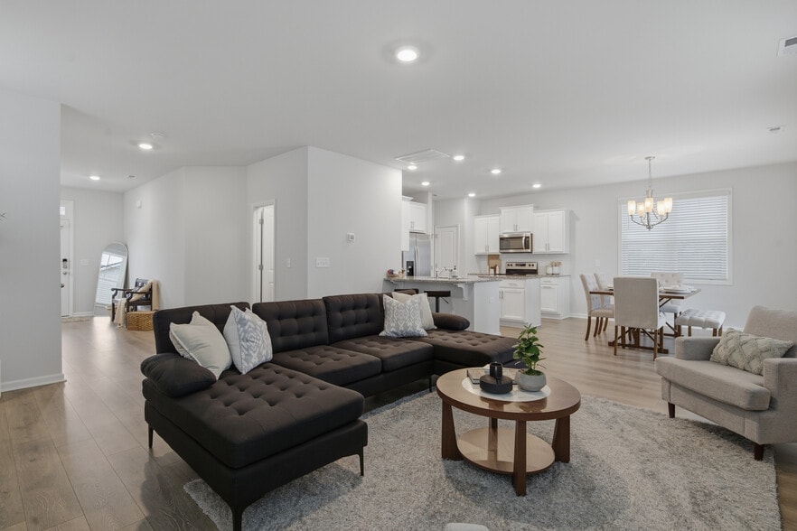 Living Room - 331 Brentmoor Dr