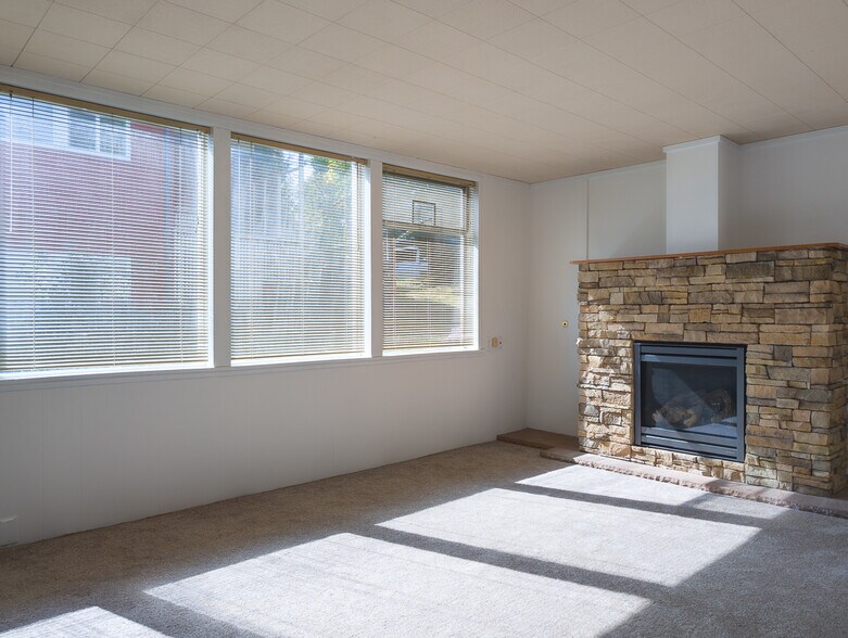Living - 124 Rogers St NW