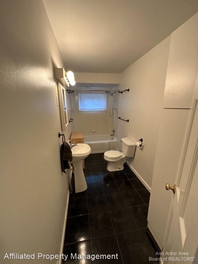 Building Photo - 3 br, 2 bath House - 3330 Lexington Rd