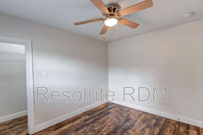 Building Photo - 1622 E Raymond St