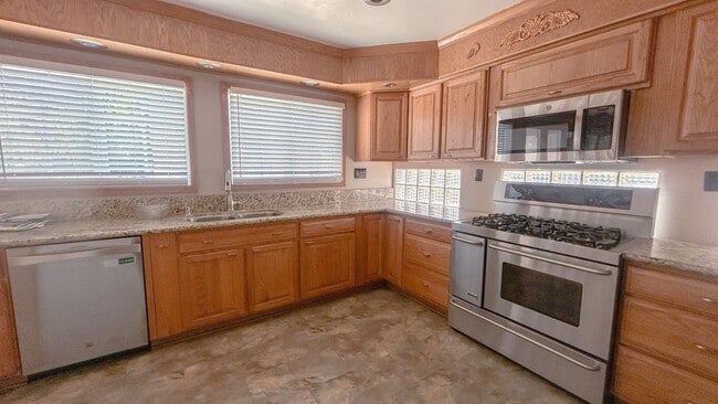 Building Photo - For rent! This charming 4-bedroom, 3-bathr...