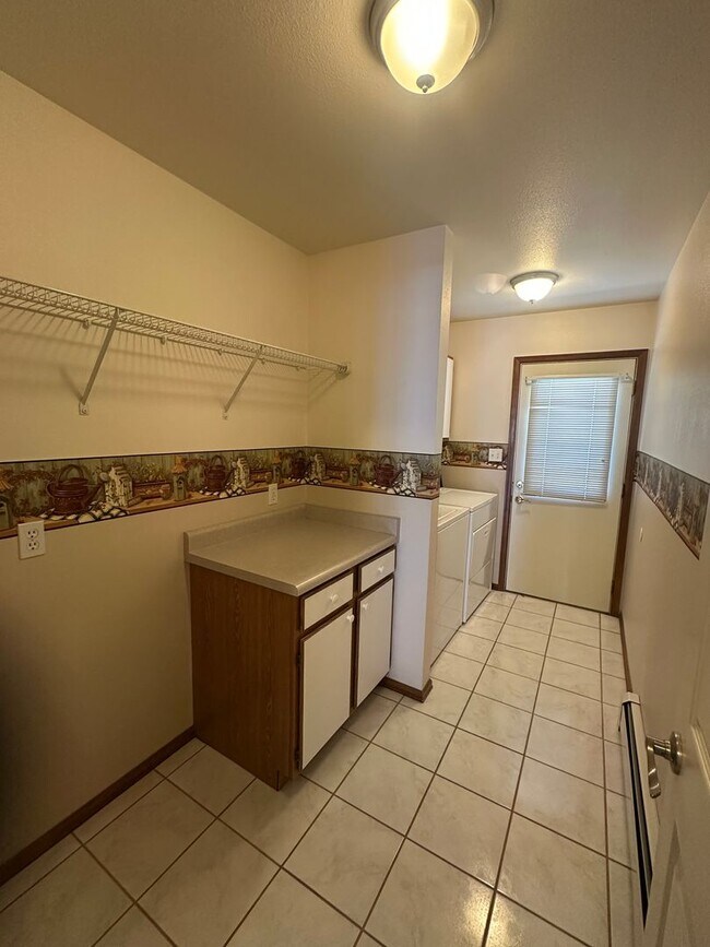 Building Photo - Spacious 2 Bed, 2 Bath Townhome
