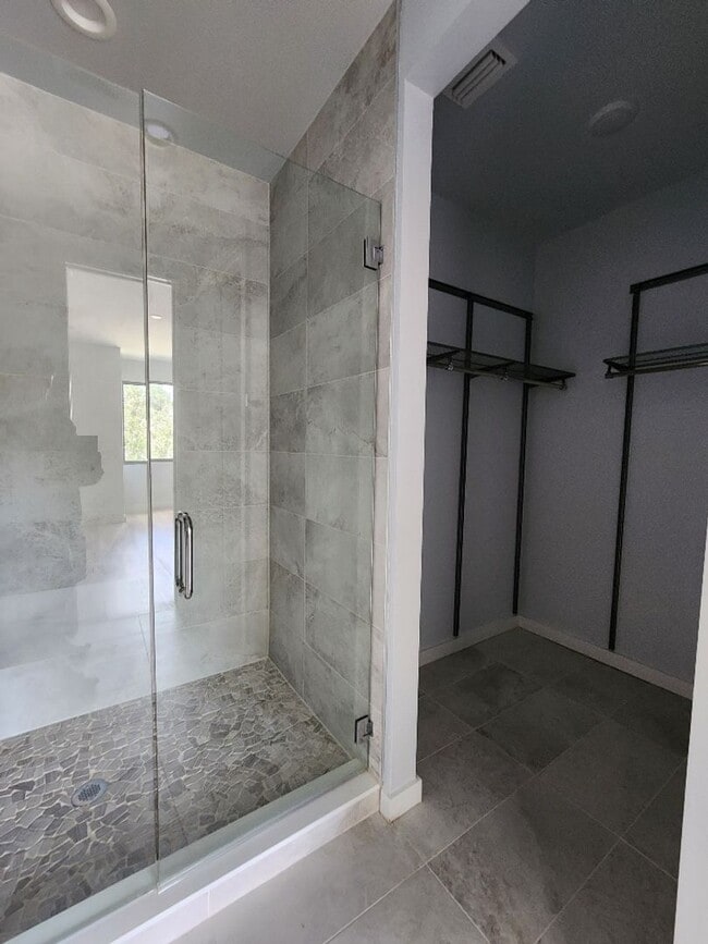 Building Photo - Beautiful 3-Bed, 3.5-Bath Townhome in Tamp...