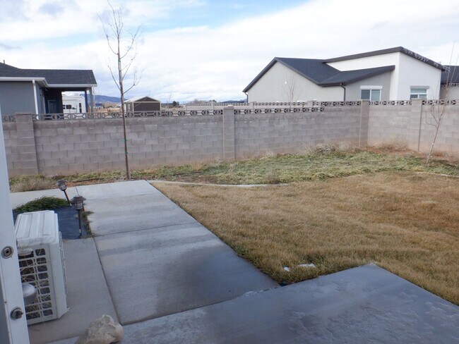 Building Photo - 3 Bed 2 bath with 2 car attached garage