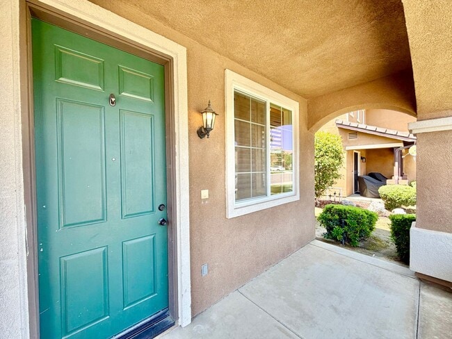 Building Photo - Move-In Ready 3 Bedroom 2.5 Bathroom Home with Well Sized Backyard