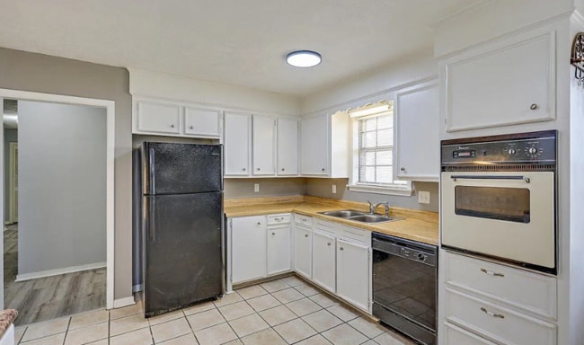 Building Photo - 221 Pecan Hill Dr