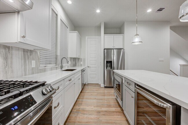 Building Photo - 3BR, 3.5BA Townhome with Balcony, Yard & D...