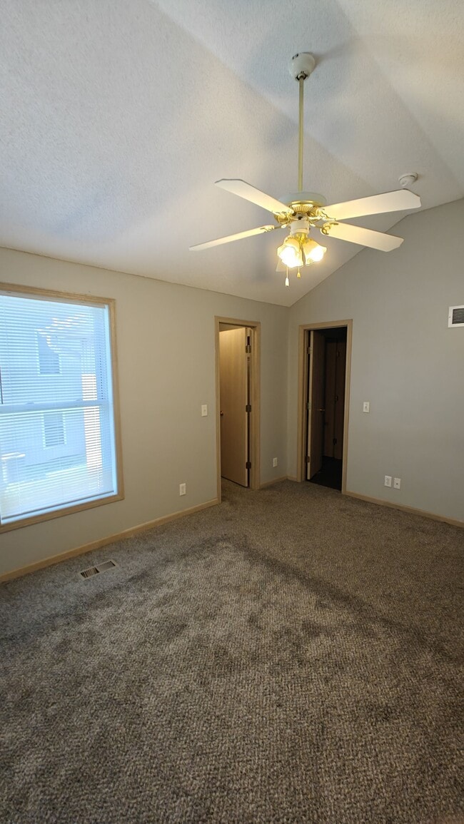 Building Photo - 10630 N Locust Ct