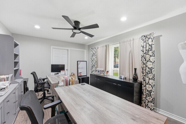 Building Photo - 2051 Shadow Rock Dr