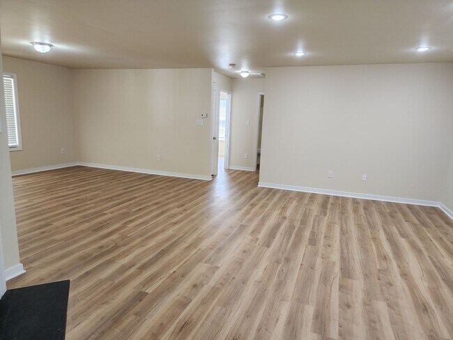 Building Photo - 3 Bedroom 2 Bath Brick Rancher in New Kent!