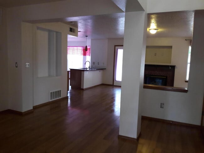 Building Photo - 2215 Sunstone Dr NW