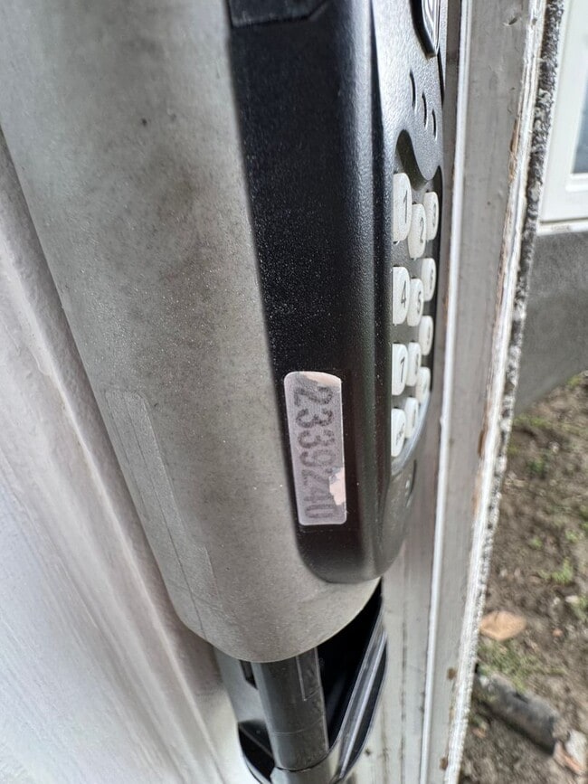 Building Photo - Beautiful 3 bedroom 2 bath Pool Home...  this one is a SHOW STOPPER