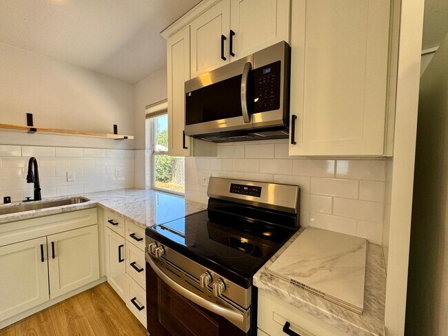 Building Photo - Adorable Newley Remodeled Home Available Now in Sacramento!