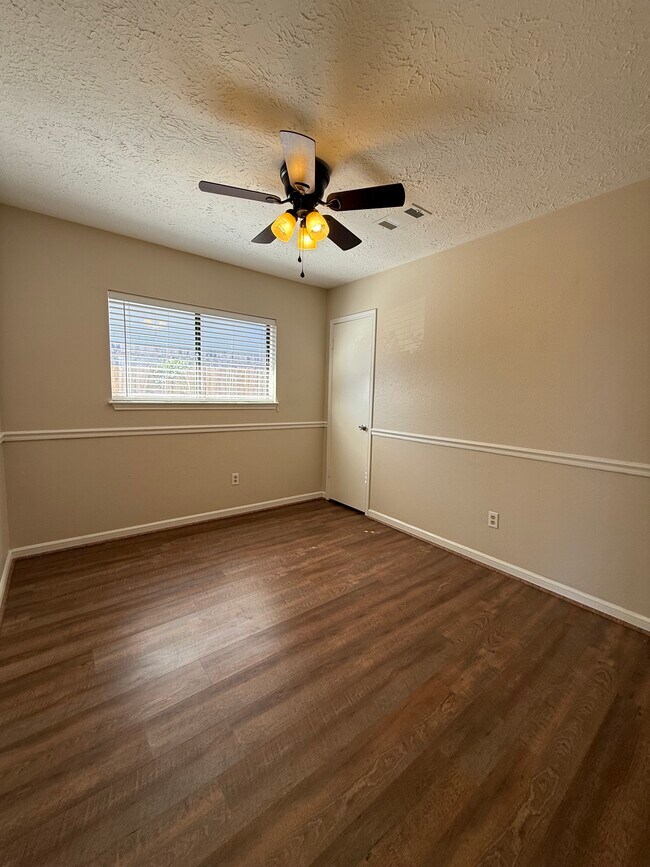 Building Photo - 11980 La Salle River Rd