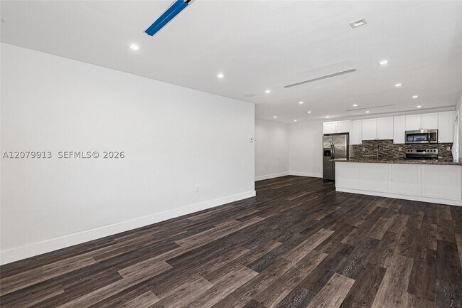 Building Photo - 6910 Bay Dr E