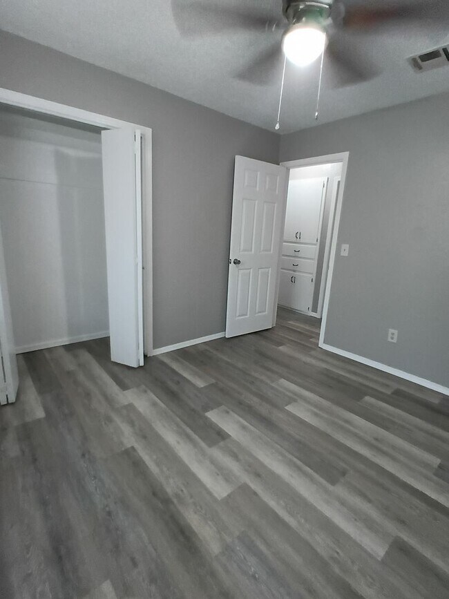Building Photo - 107 W Campbell Dr