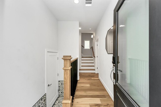 Building Photo - 1223 W 16th St