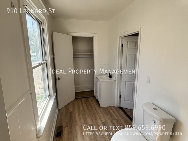 Building Photo - 910 Leonard St