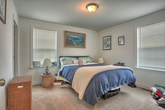 Building Photo - 3 bedroom townhome