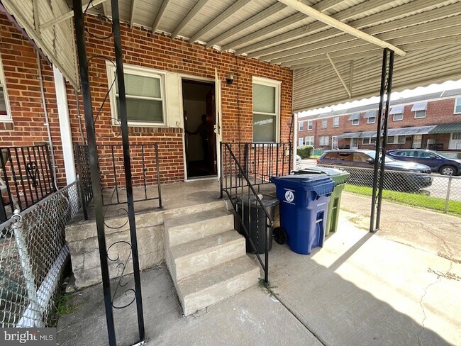 Building Photo - 3018 Larue Square E