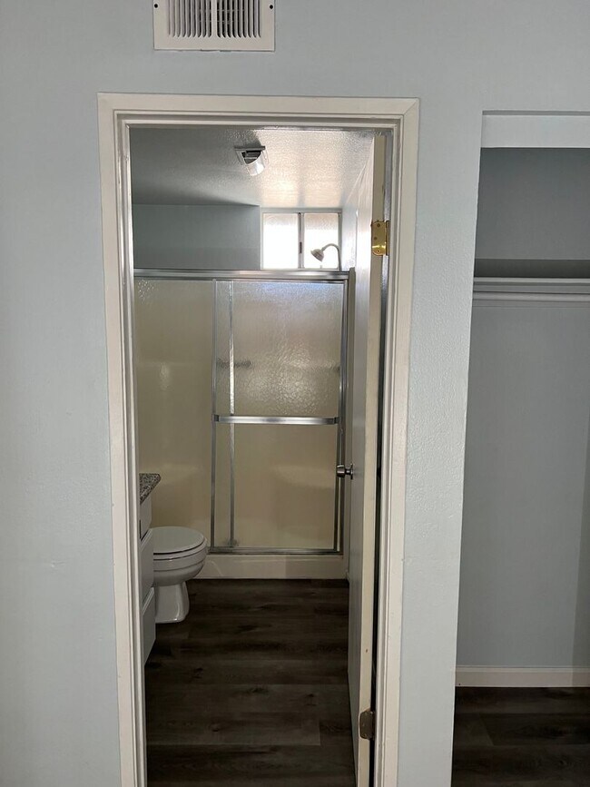 Building Photo - Spacious 2 bedroom condo with garage