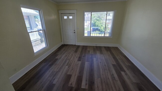 Building Photo - Move in Special- Security Deposit reduced to $750!!!
