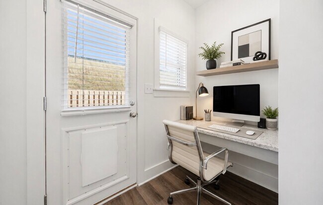 Building Photo - One Bedroom Cottage with Garage AND Fenced Backyard!