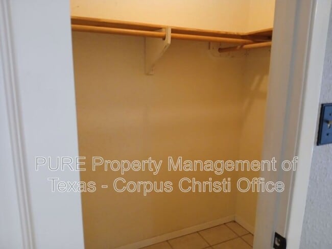 Building Photo - 4033 Sandy Hollow Creek Dr