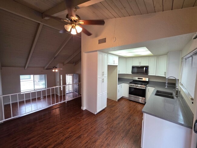 Building Photo - Beautiful 3 Bed, 2 Bath condo with 2 car garage & laundry