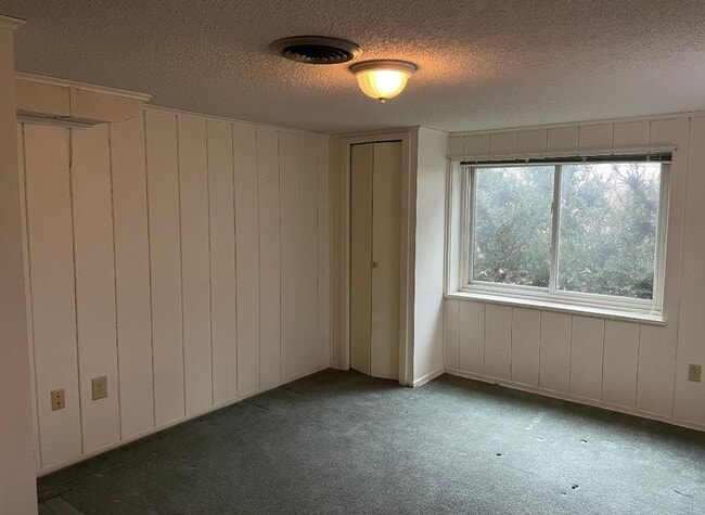 Building Photo - Lakefront property with 2 bedroom, and 1 bath.