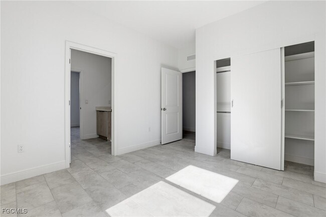 Building Photo - 1087 Rugby Cir