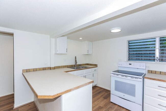 Building Photo - Kahala Avenue Beachside - remodeled 2 bedroom, 1 bath with Luxury Vinyl Plank Flooring