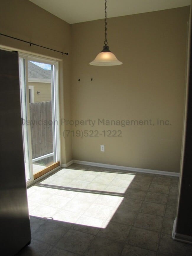 Building Photo - Beautiful 2 Bedroom Townhouse Near The Air...