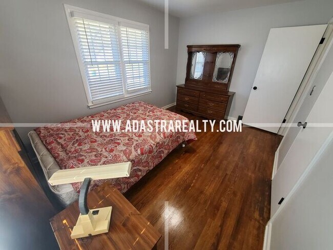 Building Photo - Spacious Overland Park Ranch Home w/Finish...